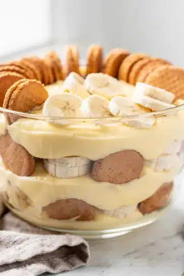 Easy Banana Pudding 14 Easy banana pudding recipe in a clear glass trifle bowl with perfect creamy layers.