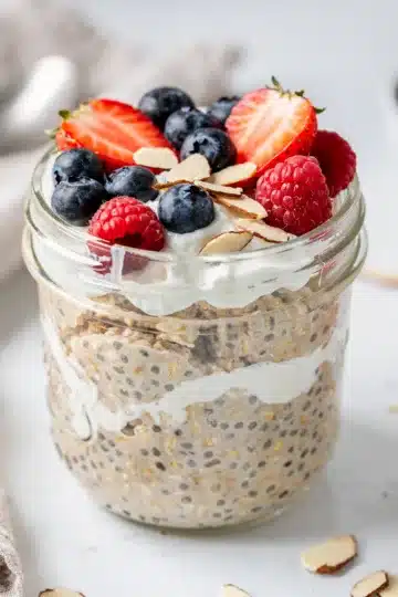 Creamy High Protein Overnight Oats 12 Creamy high protein overnight oats in a jar with berries and almonds.