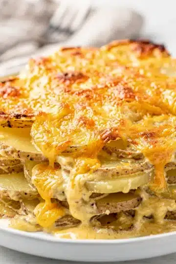 Easy Cheesy Scalloped Potatoes 8 Easy cheesy scalloped potatoes recipe with golden bubbly cheese crust