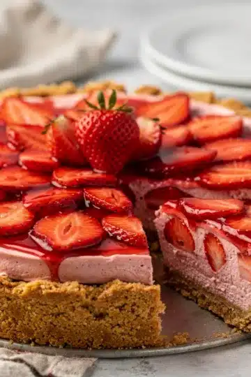 Easy No Bake Strawberry Pie 11 Easy no bake strawberry pie with creamy filling and fresh fruit garnish.